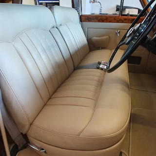 Die neu bezogene Sitzbank wird wieder im Innenraum des Rolls-Royce Silver Cloud montiert. Das neue Leder bringt die elegante Linienf�hrung des klassischen Interieurs wieder zur Geltung.