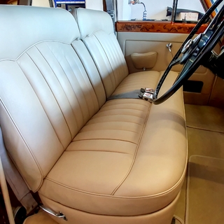 Die restaurierte Sitzbank f�gt sich harmonisch in das Interieur des Oldtimers ein. Hochwertiges Leder, pr�zise N�hte und neue Polsterung sorgen wieder f�r Komfort und eine elegante Innenausstattung.