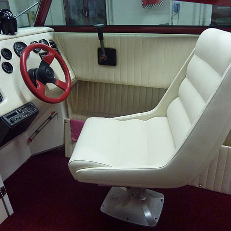 Cockpit und Sessel für Motorboot neu bezogen: Ein wetterfester Hingucker!