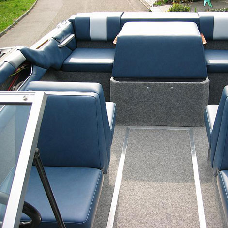 Neues Interieur im Motorboot. Hier wurden die Polsterung und die Bezüge erneuert, sowie Schadstellen repariert.