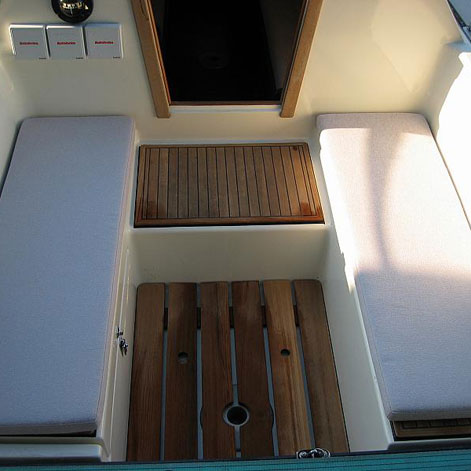 Neu hergestellte Sitzkissen für ein Segelboot. Dank speziellen Outdoormaterialien sind die Polsterung und die Bezüge absolut wetterfest und UV-beständig.