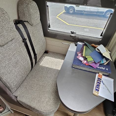 Sitze in CamperVan vorher: Die Polsterung und die Optik sind in die Jahre gekommen.