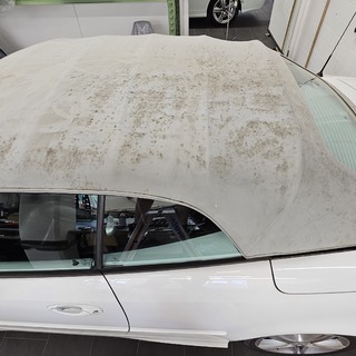 Undichtes Verdeck von Cabrio.