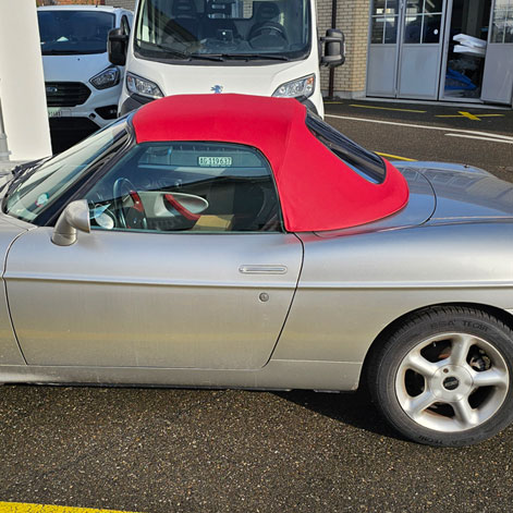 Ein neues Verdeck für einen Fiat Barchetta.
