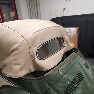 Defektes Verdeck eines VW-K�fers.