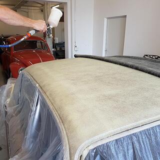 Bevor das neue Vinyldach aus Kunstleder aufgebracht werden kann, wird die Dachfl�che sorgf�ltig vorbereitet. Scheiben und angrenzende Bereiche des Fahrzeugs werden gesch�tzt, damit anschliessend sauber und kontrolliert gearbeitet werden kann.