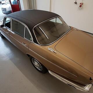 Nach Abschluss der Arbeiten zeigt sich das neue Vinyldach als pr�gendes Gestaltungselement des Jaguar. Das schwarze Kunstleder setzt einen deutlichen Kontrast zur Karosseriefarbe und betont die elegante Dachlinie des klassischen Fahrzeugs.