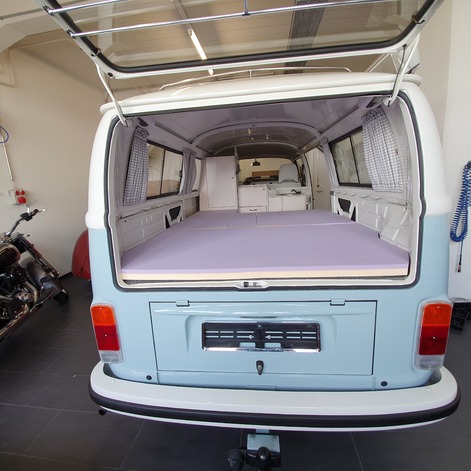 Die fertige Matratze für Liegewiese im VW Bus von hinten gesehen.