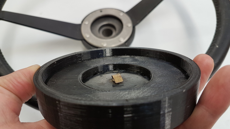 Rekonstruierter Hupenknopf eines Saab 900 nach 3D-Druck.