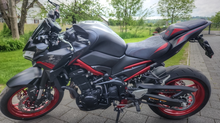 Farblich abgestimmte Sitzbank mit roter Kontrastnaht und individueller Stickerei � sportlich, hochwertig und perfekt integriert ins Design des Bikes.