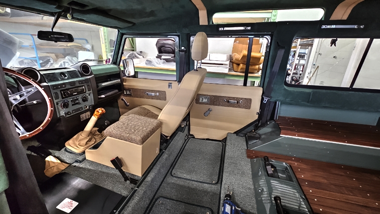Komplett neu veredelter Land Rover-Innenraum mit umgeklappter R�ckbank und Fahrersitz.