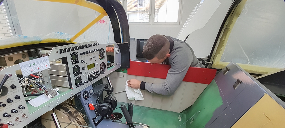 Eine Cockpiterneuerung umfasst viele kleine Detailarbeiten.