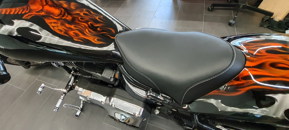 Dezent und auch f�r lange Strecken geeignet: Sattel f�r Custom Bike.