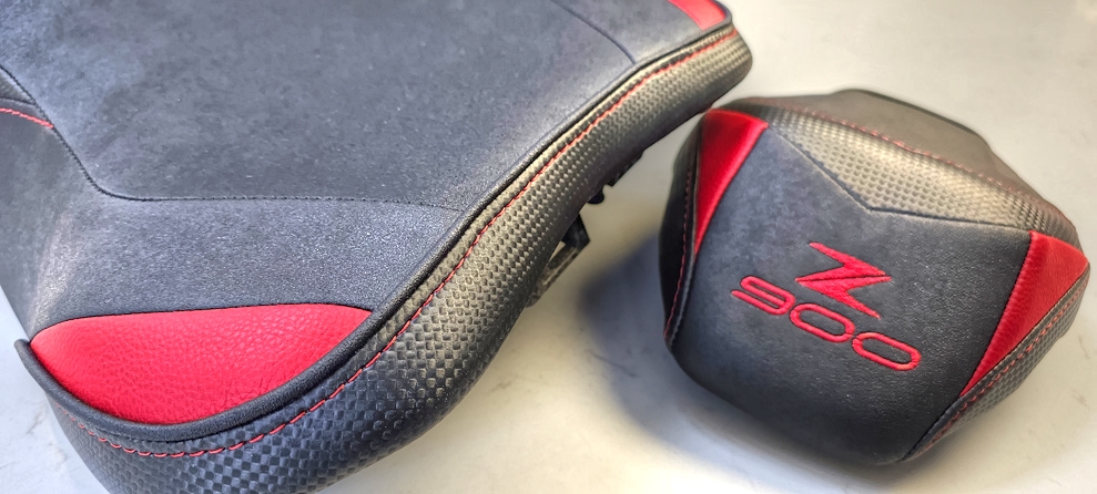 Stickerei auf einem Motorradsattel als individuelles Design-Detail.