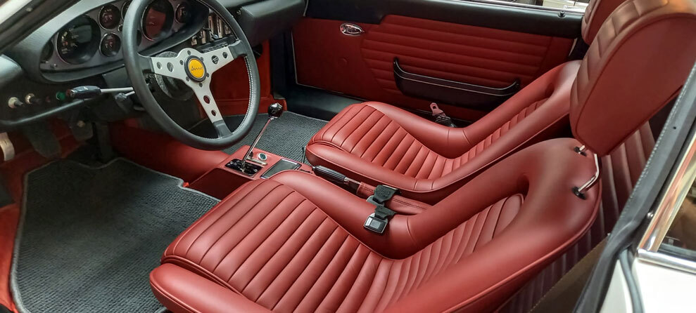 Neu bezogene Ledersitze in Ferrari