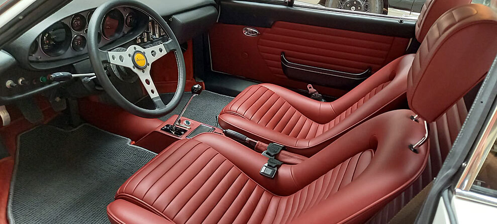 Komplett neu aufgebaute Oldtimer-Sitze in hochwertigem Leder � straff gepolstert, sauber abgesteppt und mit sportlicher Sitzform f�r perfekten Halt.