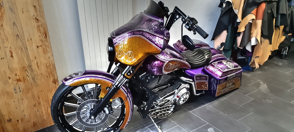 Custom-Bike mit individuell angefertigtem Motorradsattel nach Kundenwunsch.