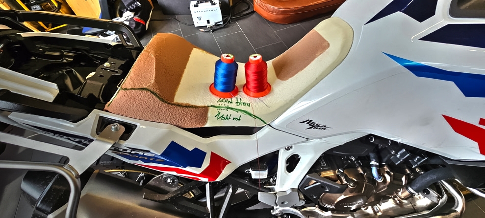 Autosattlerei bei der Anpassung eines Motorradsattels f�r mehr Sitzkomfort
