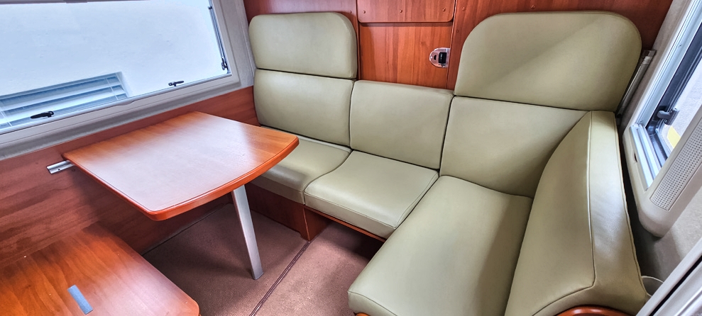 Edel und strapazierf�hig: Lederbezug Sitzgruppe in Wohnmobil.